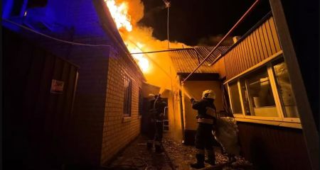 В Днепре пылала крыша жилого дома (ФОТО)