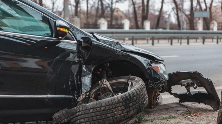 Відірвало колесо: у Дніпрі на проспекті Науки легковик врізався у відбійник (ФОТО)