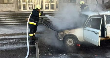 У Дніпрі посеред вулиці загорівся автомобіль ВАЗ (ФОТО)