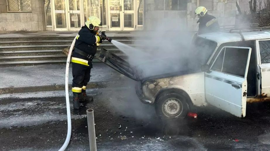 У Дніпрі посеред вулиці загорівся автомобіль ВАЗ (ФОТО)