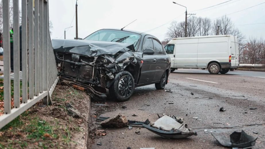 Автокатастрофа в Днепре на Космической: одного из водителей забрала "скорая" (ФОТО)