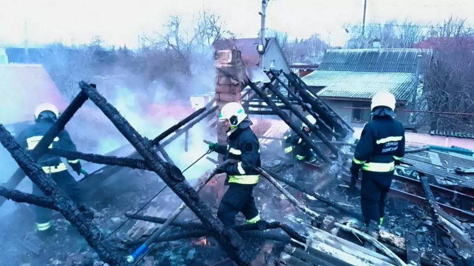 У Дніпрі сталася пожежа у будинку: вщент згорів дах (ФОТО)