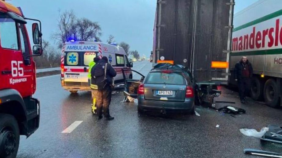 На виїзді з Дніпра легковик майже повністю заїхав під вантажівку (ФОТО)