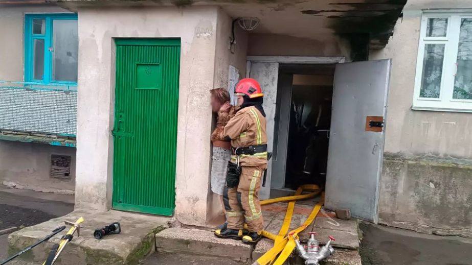 У Жовтих водах під час пожежі у квартирі постраждала жінка (ФОТО)