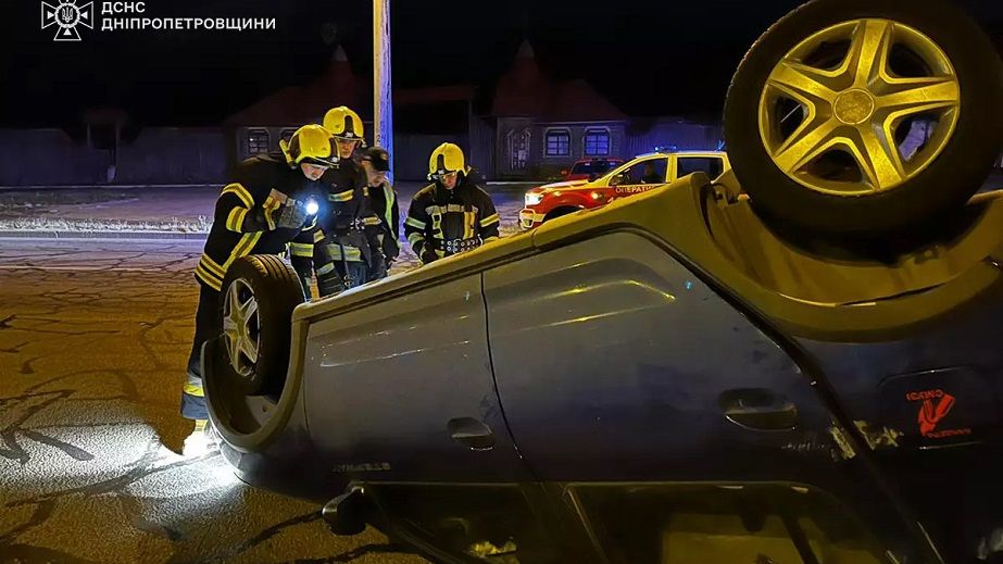 На Слобожанському проспекті внаслідок потрійної ДТП авто перекинулося на дах (ВІДЕО)