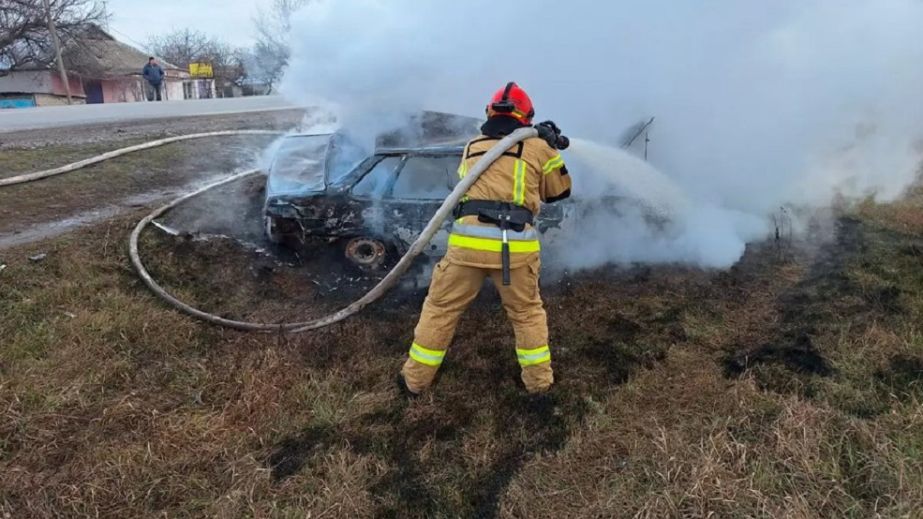 На Синельниківщині серед вулиці спалахнув автомобіль (ФОТО)