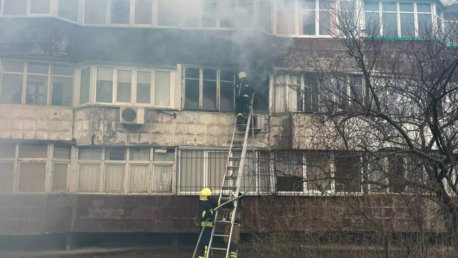 Під час пожежі у Дніпрі врятували чоловіка: стали відомі подробиці ранкової пожежі на Парусі (ФОТО)