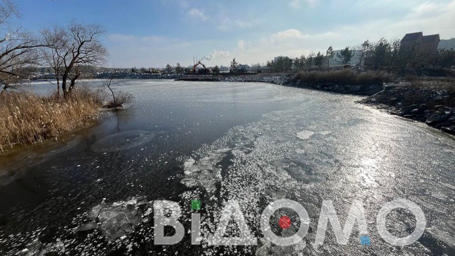 У Дніпрі прибережна зона через мороз перетворилася на виставку крижаних скульптур (ФОТО, ВІДЕО)