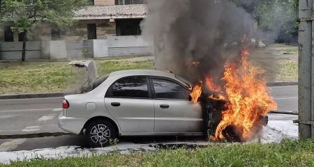 В Днепре автомобиль загорелся на ходу