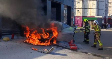 Огонь уничтожил автомобиль: в ГСЧС рассказали подробности пожара на проспекте Мира в Днепре (ФОТО)