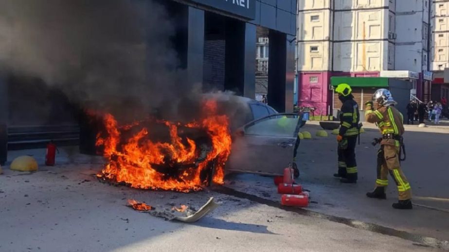 Огонь уничтожил автомобиль: в ГСЧС рассказали подробности пожара на проспекте Мира в Днепре (ФОТО)