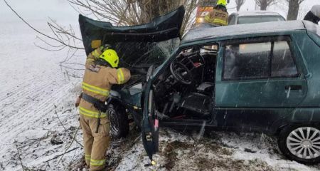 Під Дніпром рятувальники дістали людей з понівеченої автівки (ФОТО)