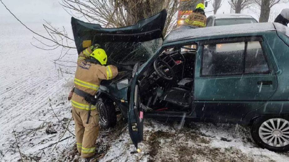 Під Дніпром рятувальники дістали людей з понівеченої автівки (ФОТО)