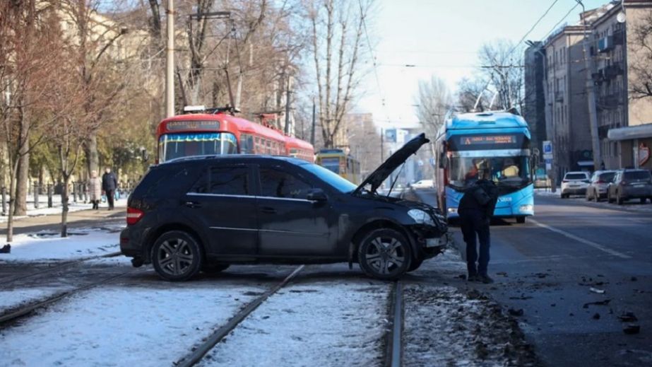 В Днепре на проспекте Науки легковушка столкнулась с троллейбусом (ФОТО, ВИДЕО)