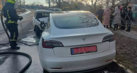 У Кам'янському після ДТП водія затисло у розчавленому автомобілі (ФОТО)