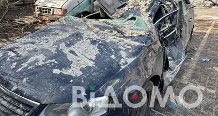 Во дворе разрушенной российской ракетой гостиницы в Кривом Роге смяло автомобили (ФОТО, ВИДЕО)