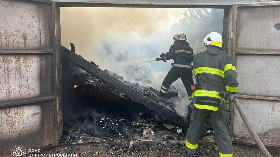 На Дніпропетровщині згорів гараж з автомобілем всередині (ФОТО)