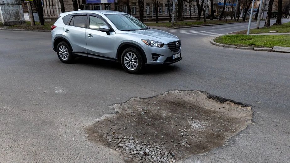 У центрі Дніпра посеред вулиці утворилася величезна яма (ФОТО, ВІДЕО)