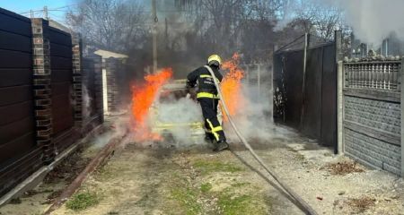 В одному з районів Дніпра на вулиці спалахнув легковик