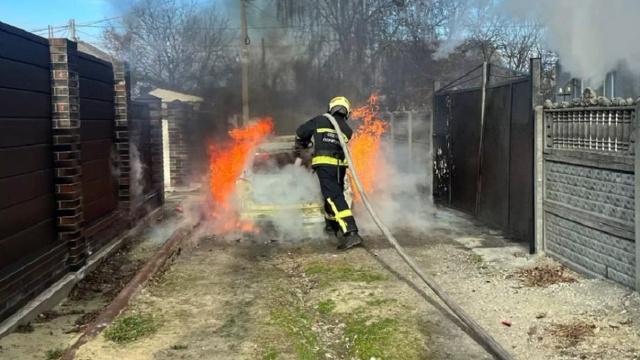 В одному з районів Дніпра на вулиці спалахнув легковик