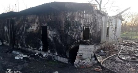 В Самаровском районе после пожара от дома остались только стены (ФОТО)