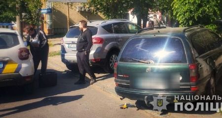 На парковці Дніпра обікрали авто: правоохоронці затримали злодія