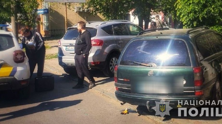 На парковці Дніпра обікрали авто: правоохоронці затримали злодія