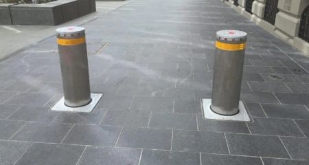 У Дніпрі відновили боларди посеред заїзду на косу Перемоги (ФОТО)