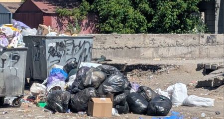 На одной из улиц Днепра неизвестный мужчина регулярно выбрасывает кучи мусора (ФОТО, ВИДЕО)