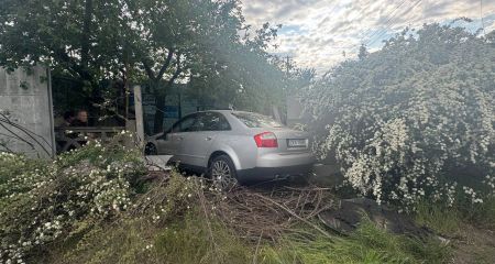 У Дніпрі п'яний водій з розгону влетів у паркан приватного будинку