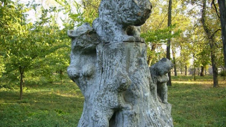 У популярному парку Дніпра розсипається скульптура, з якою пов'язують легенди (ФОТО)
