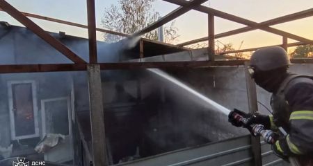 В Никополе спасатели тушили пожар в доме после прилета дрона (ФОТО)