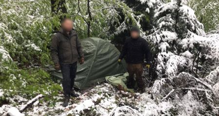 Двое жителей Днепропетровщины пытались попасть в Румынию через заснеженные Карпаты (ФОТО)
