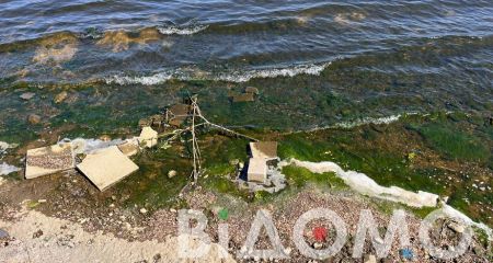 Від пляшок до сміття: що плаває у Дніпрі уздовж набережної (ФОТО, ВІДЕО)
