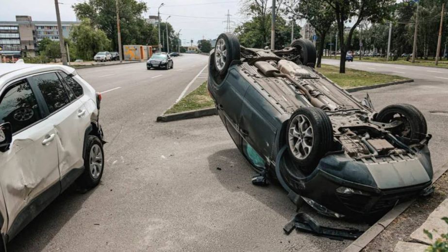 У центрі Дніпра зіштовхнулися автівки: одна з них перекинулася на дах (ФОТО, ВІДЕО)