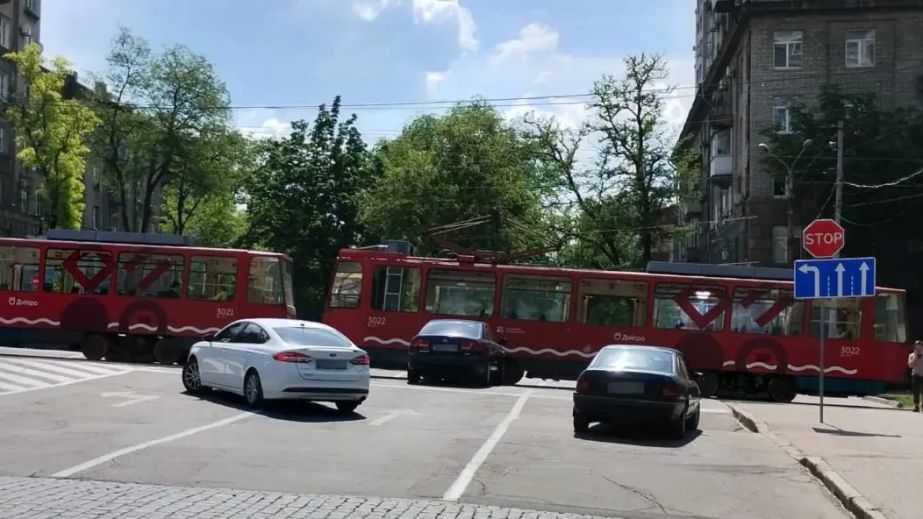 В Днепре легковушка протаранила трамвай: движение транспорта было заблокировано