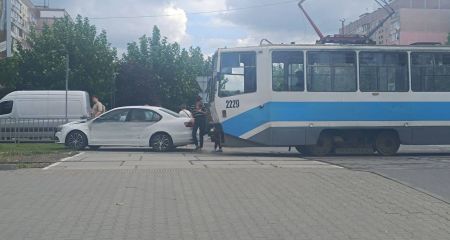 Водитель авто хотела проскочить: в Днепре столкнулись легковушка и трамвай (ФОТО, ВИДЕО)