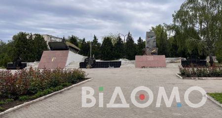 Российские надписи и содранные даты: как выглядит мемориал в Шахтерском (ФОТО, ВИДЕО)