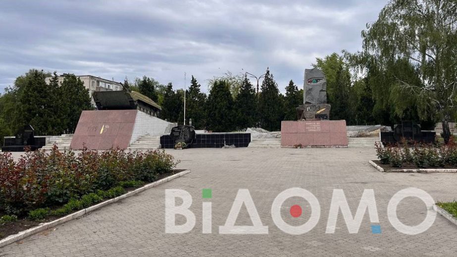 Російські написи і здерті дати: як виглядає меморіал у Шахтарському (ФОТО, ВІДЕО)