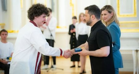 Школьник из Днепра, который помогал спасать людей во время обстрелов, получил знак отличия от Президента (ФОТО)
