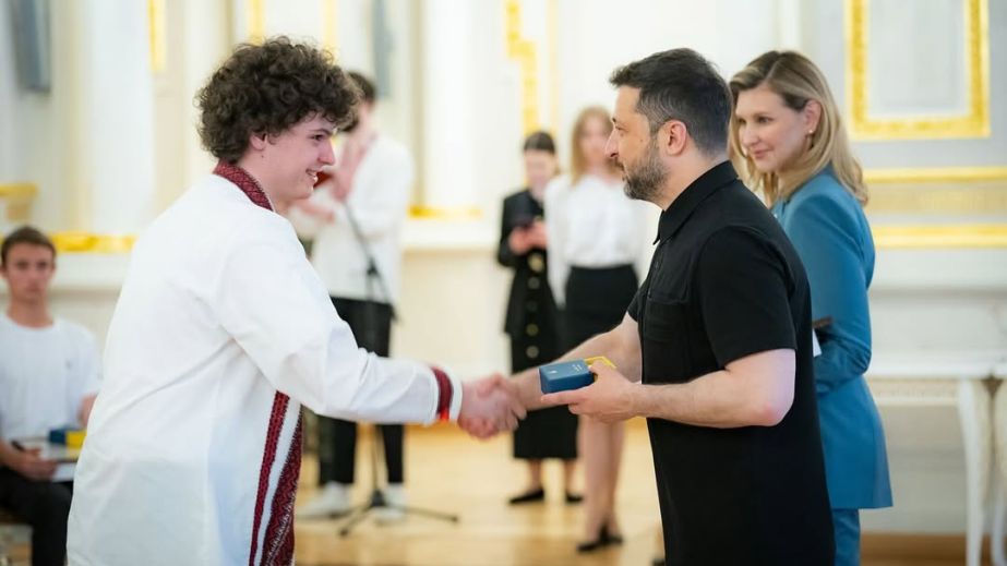 Школяр з Дніпра, який допомагав рятувати людей під час обстрілів, отримав почесну відзнаку від Президента (ФОТО)