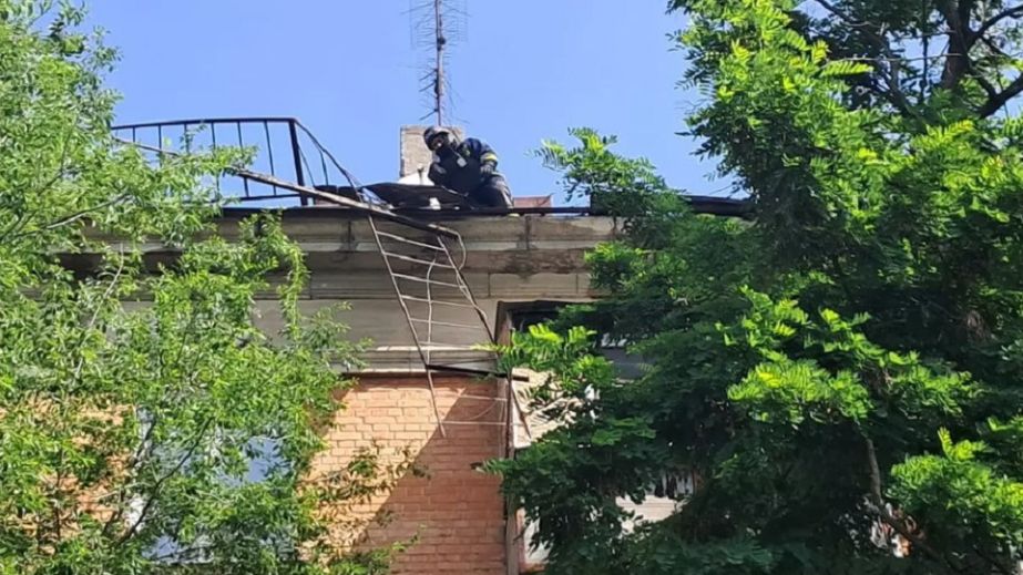 У Нікополі через ворожий обстріл спалахнула пожежа у будинку (ФОТО)