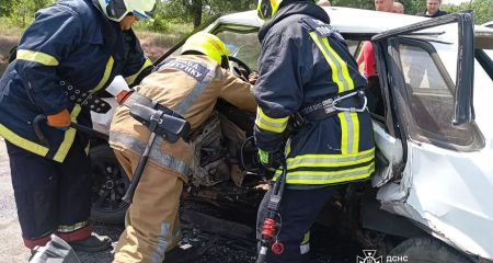 На Дніпропетровщині внаслідок ДТП чоловіка затисло в автомобілі (ФОТО)