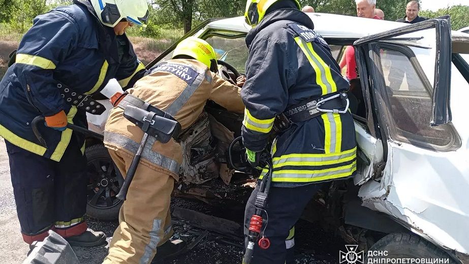 На Дніпропетровщині внаслідок ДТП чоловіка затисло в автомобілі (ФОТО)