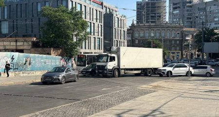 В центре Днепра не разминулись Mercedes и грузовик (ВИДЕО)