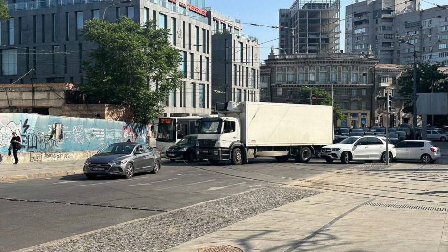 У центрі Дніпра не розминулися Mercedes та вантажівка (ВІДЕО)