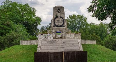 В одном из парков Днепра с военного мемориала демонтировали пушки (ФОТО, ВИДЕО)