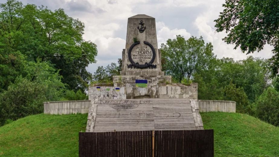 В одному з парків Дніпра з військового меморіалу демонтували гармати (ФОТО, ВІДЕО)