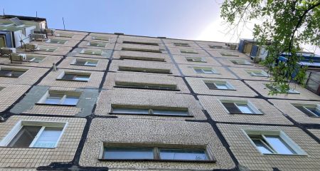 У Кривому Розі жінка випала з вікна багатоповерхівки та загинула