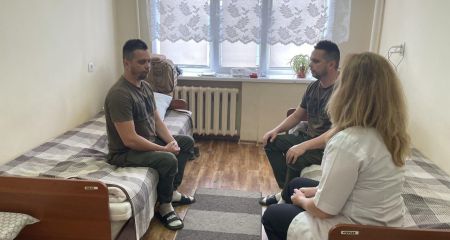 В больнице Днепра спасают пострадавших на фронте братьев-близнецов